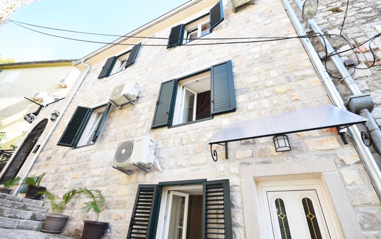 Vila Kula 1830 Apartments แฮร์เซ็ก-โนวี ภายนอก รูปภาพ