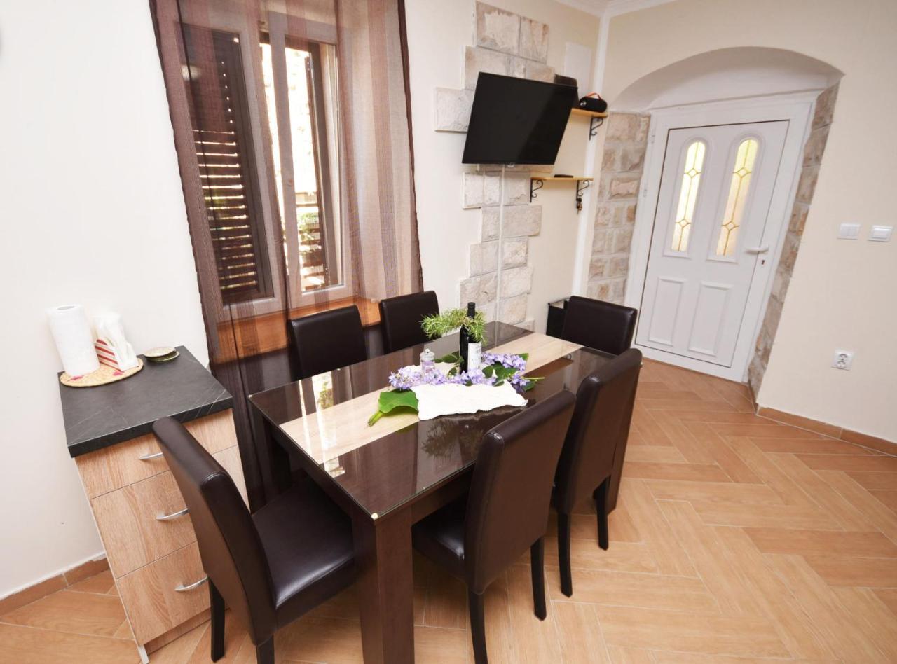 Vila Kula 1830 Apartments แฮร์เซ็ก-โนวี ภายนอก รูปภาพ